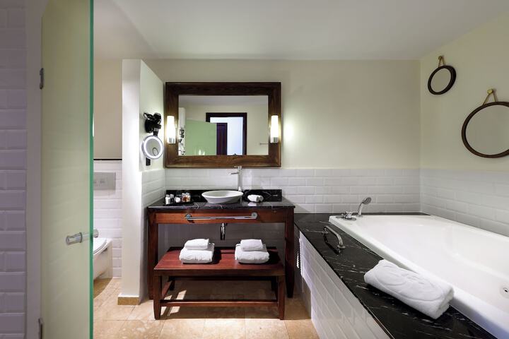 Room 40 of 223