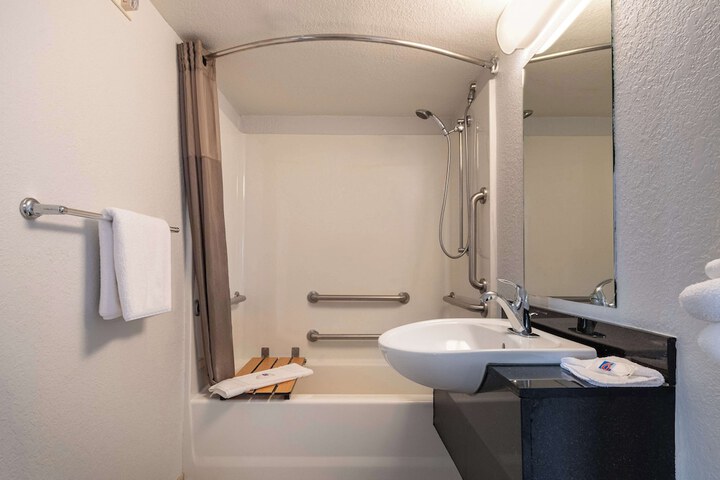 Double Room Disability Accessible (3 of 16)