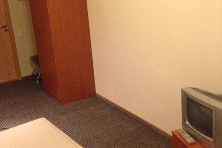 Room 10 of 31