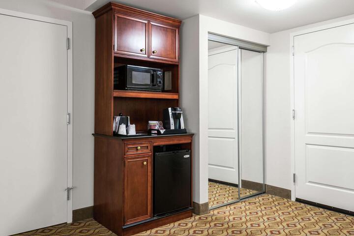 1 King Bed (5 of 6)
