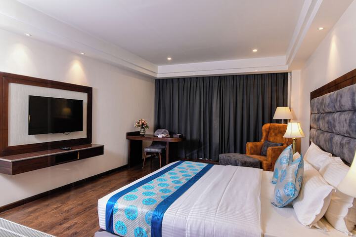 Room 10 of 32