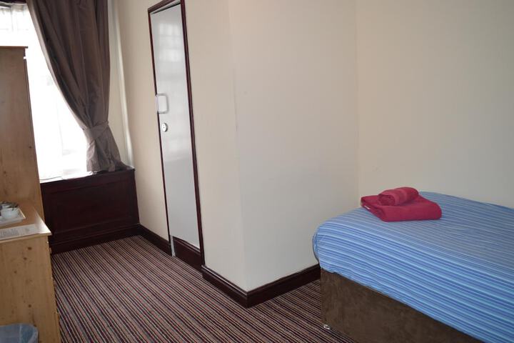 Room 10 of 27