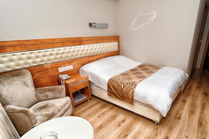 Room 13 of 36