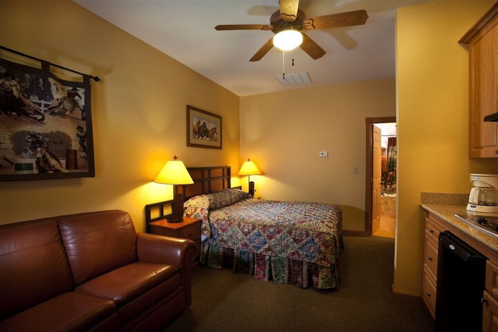 Room 4 of 215