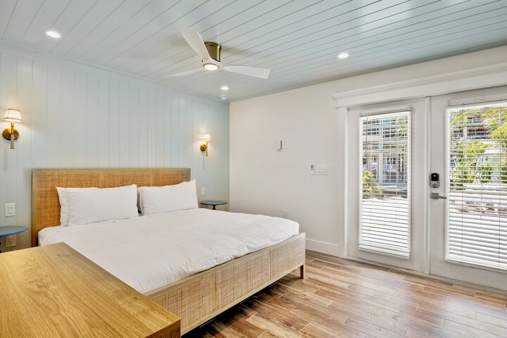 Room 44 of 230