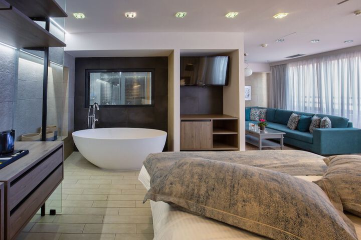 Room 40 of 90