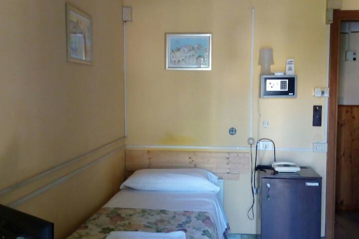 Room 4 of 38