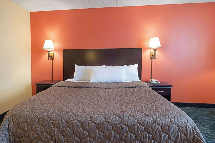 1 King Bed (6 of 12)