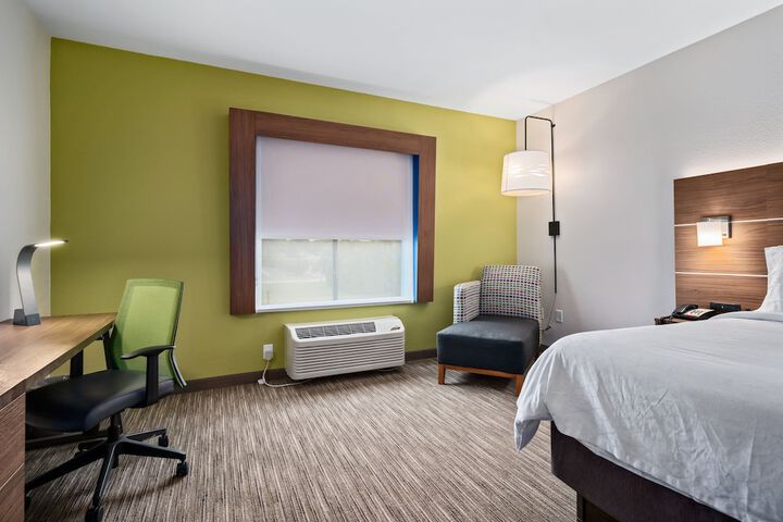 Room 6 of 82