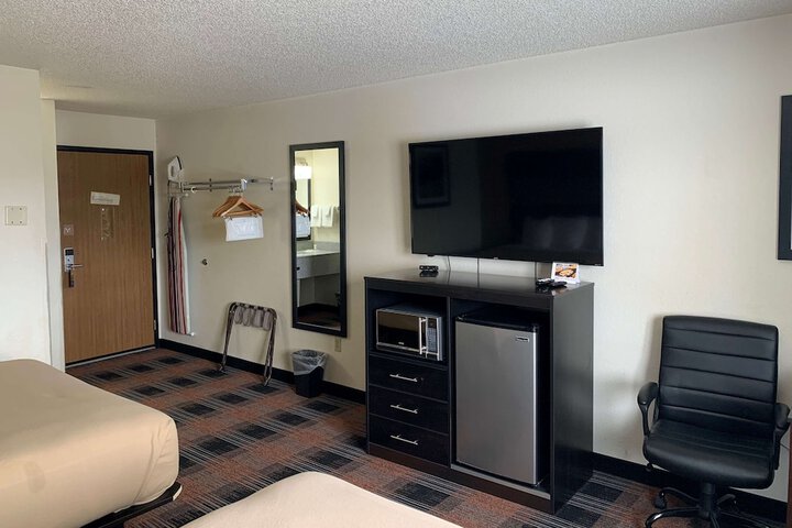 2 Queen Beds (9 of 10)