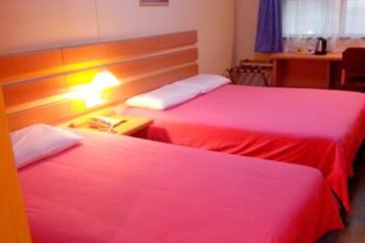 Room 10 of 29