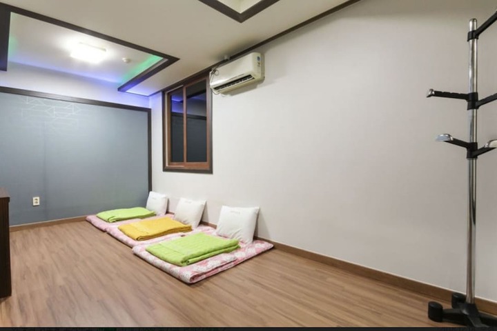 Room 7 of 18