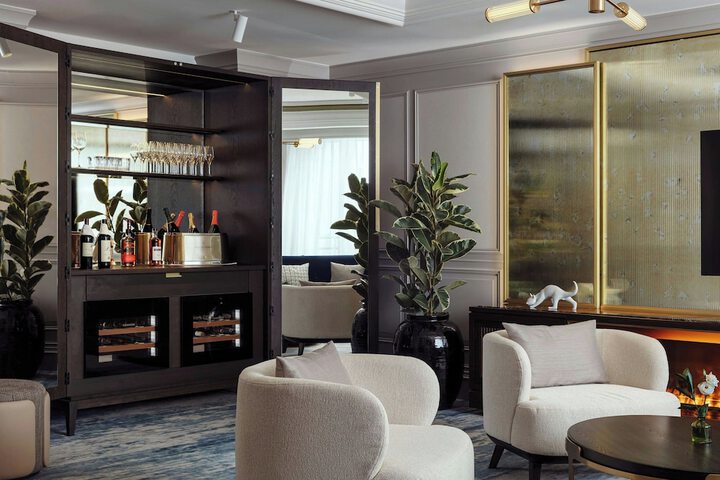 Lounge 142 of 152