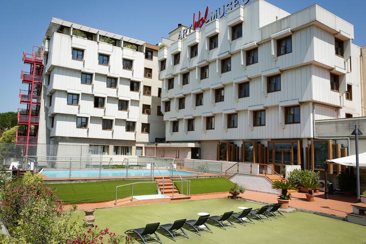 Hotel Exterior 66 of 69