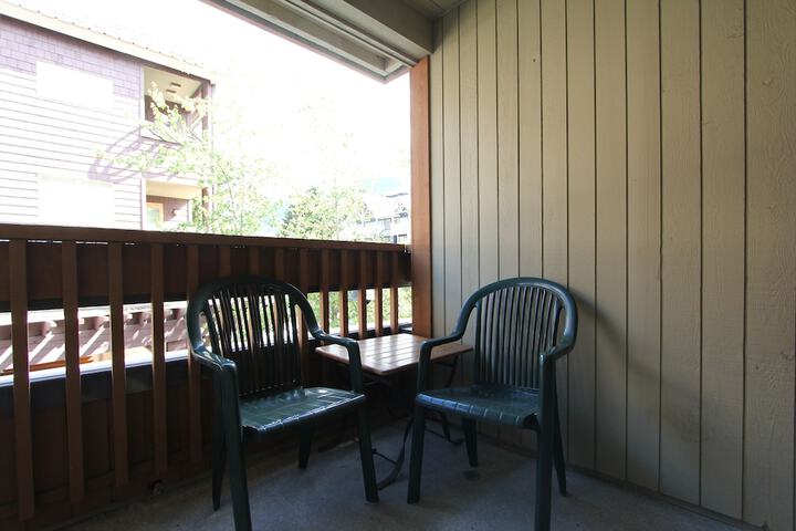 Lounge 49 of 80