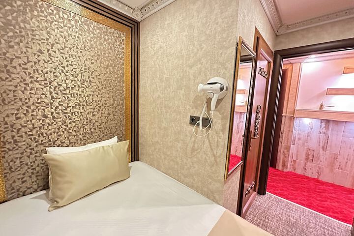 Room 8 of 170