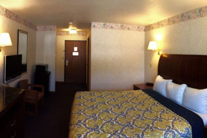 1 Queen Bed (1 of 13)