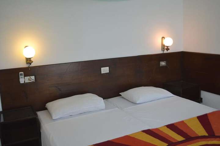 Room 6 of 39