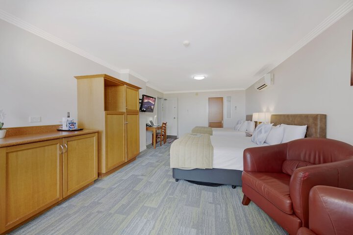 Room 32 of 84