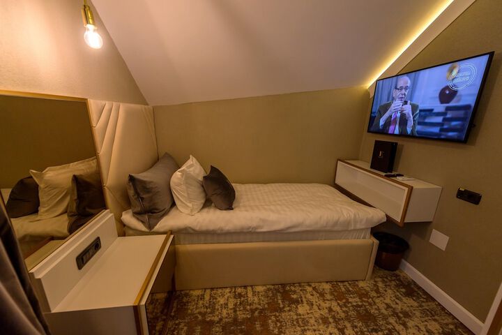 Room 18 of 104