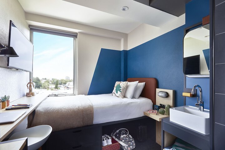Room 4 of 80