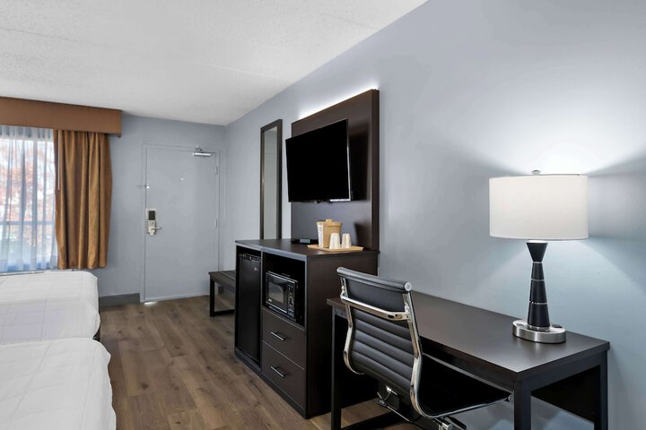 2 Double Beds Microwave and Refrigerator Work Desk WiFi Full Breakfast (14 of 17)