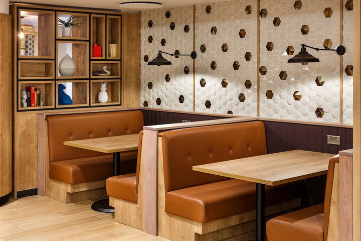 Lounge 58 of 76