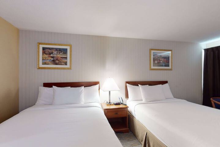 2 Double Beds Accessible (5 of 5)