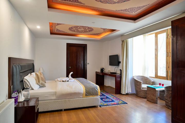Room 6 of 10