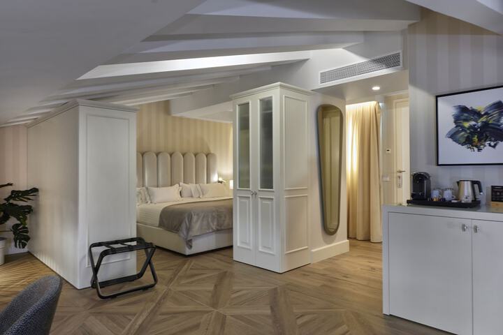Room 8 of 104