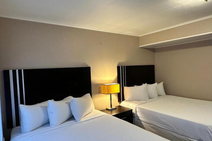 2 Queen Beds (4 of 8)