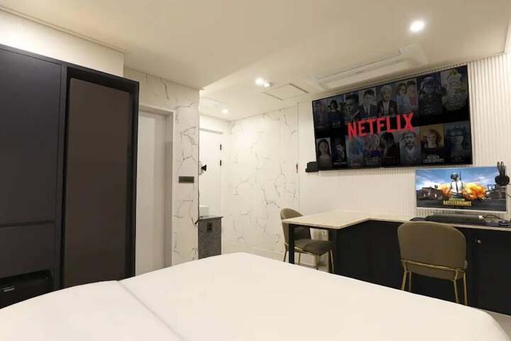 Room 12 of 109