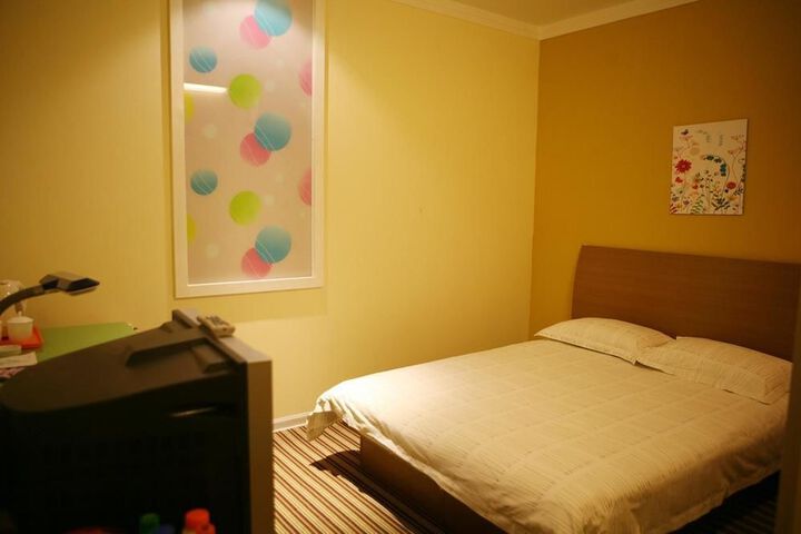 Room 6 of 8