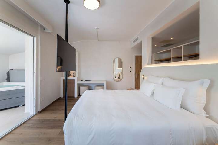 Room 17 of 90
