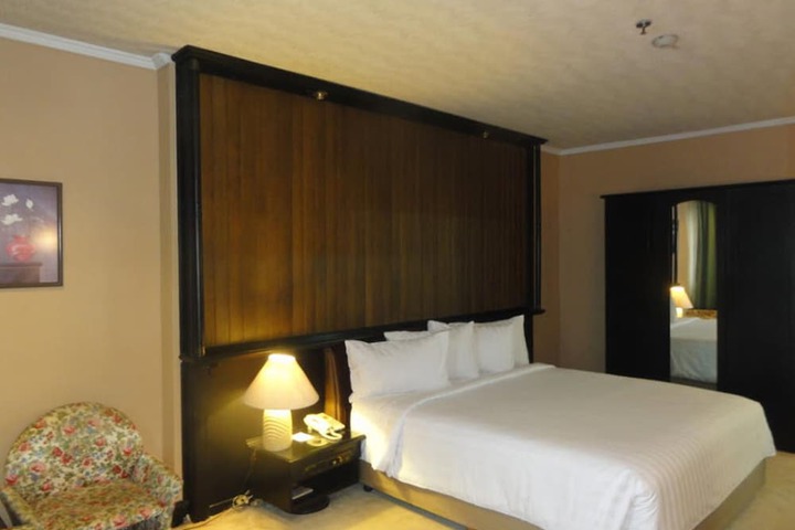 Room 9 of 34