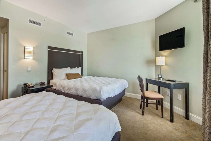 2 Queen Beds (2 of 9)