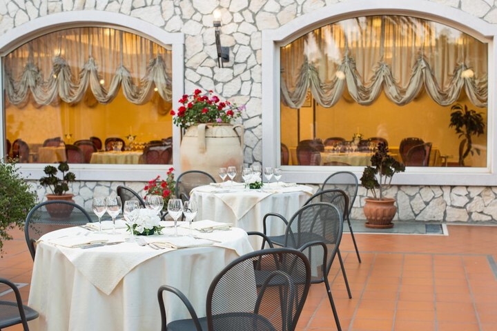 Dining 7 of 29