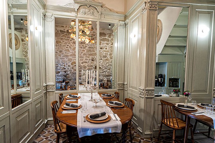 Dining 9 of 11