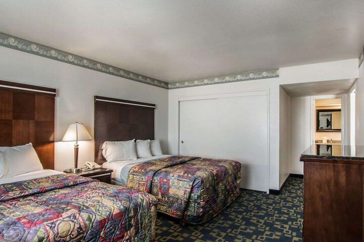 Deluxe Queen Bed (13 of 18)
