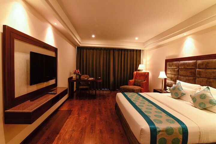 Room 9 of 32