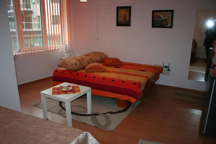 Room 6 of 16