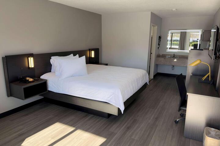 1 King Bed (10 of 10)