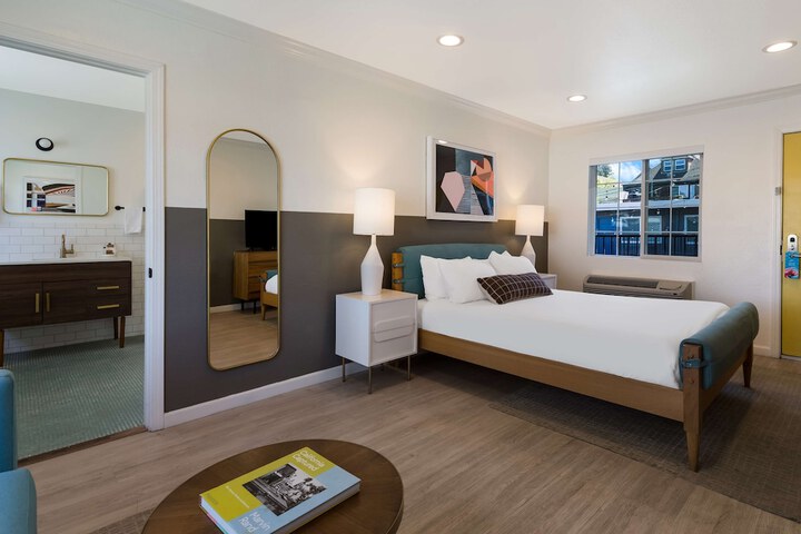 Accessible Queen Bed (18 of 18)