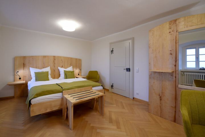 Room 6 of 42