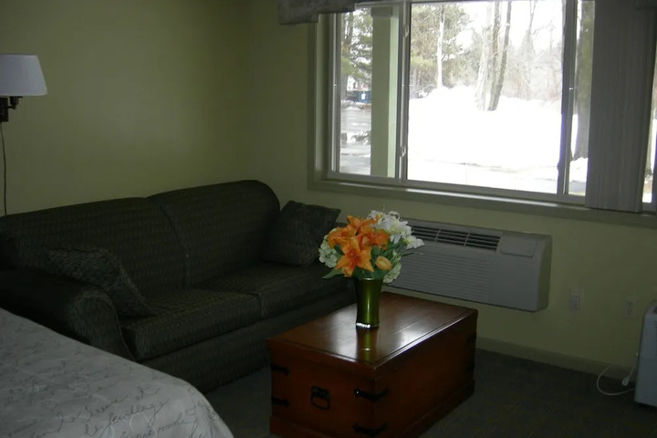 Room 4 of 12