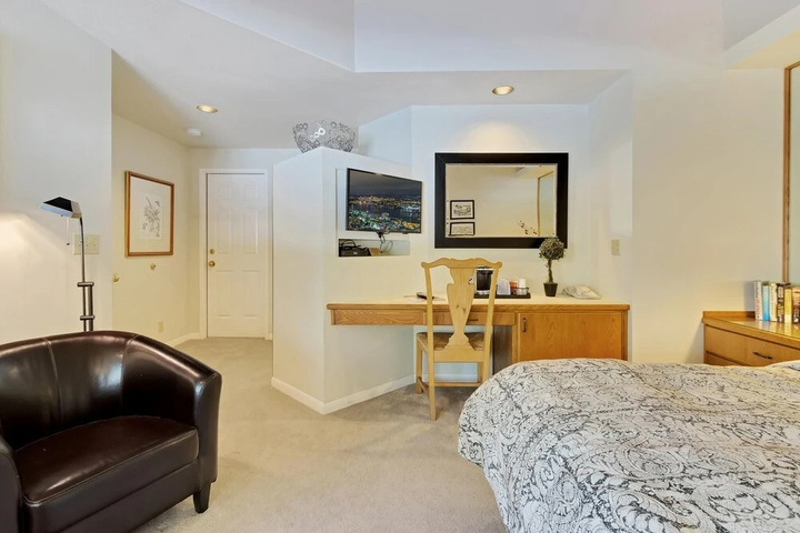 Room 6 of 15