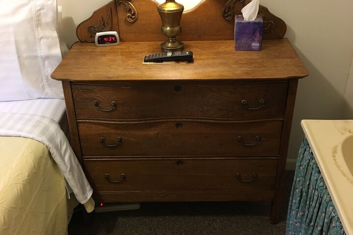 1 Queen Bed (16 of 21)