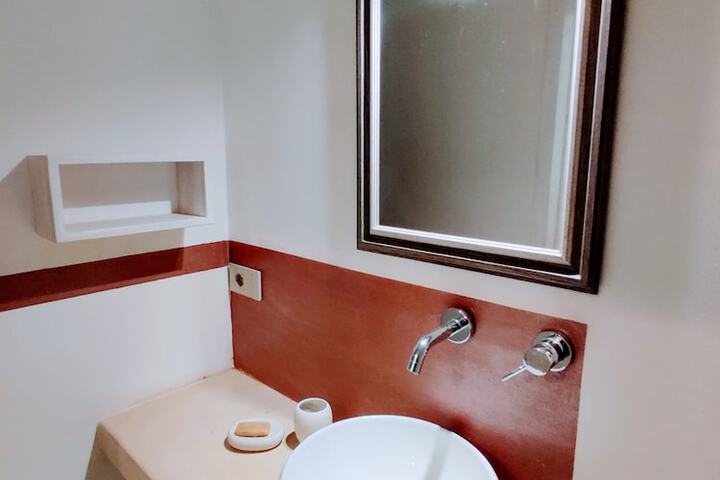 Room 4 of 8