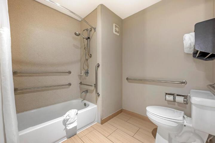 1 Queen Bed High Speed Internet Accessible 50 Inch Flat Screen Television Microwave and Refrigerator, Coffee Maker, Hairdryer Full Breakfast (4 of 15)