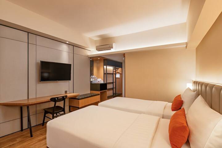 Room 11 of 28